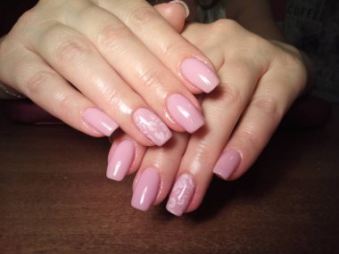 Manikürcü mükemmel ellerinde bir Lehçe jel ile güzel manikür işini yaptı ve istemci happythe manikürcü mükemmel ellerinde bir Lehçe jel ile güzel manikür işini yaptı ve istemci happythe manikürcü hariç