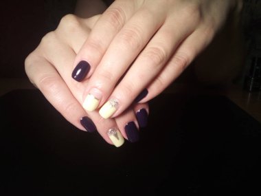 Manikürcü mükemmel ellerinde bir Lehçe jel ile güzel manikür işini yaptı ve istemci happythe manikürcü mükemmel ellerinde bir Lehçe jel ile güzel manikür işini yaptı ve istemci happythe manikürcü hariç