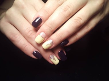 Manikürcü mükemmel ellerinde bir Lehçe jel ile güzel manikür işini yaptı ve istemci happythe manikürcü mükemmel ellerinde bir Lehçe jel ile güzel manikür işini yaptı ve istemci happythe manikürcü hariç