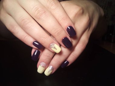 Manikürcü mükemmel ellerinde bir Lehçe jel ile güzel manikür işini yaptı ve istemci happythe manikürcü mükemmel ellerinde bir Lehçe jel ile güzel manikür işini yaptı ve istemci happythe manikürcü hariç