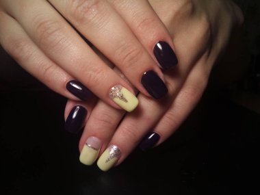 Manikürcü mükemmel ellerinde bir Lehçe jel ile güzel manikür işini yaptı ve istemci happythe manikürcü mükemmel ellerinde bir Lehçe jel ile güzel manikür işini yaptı ve istemci happythe manikürcü hariç