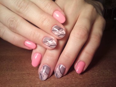 Manikürcü mükemmel ellerinde bir Lehçe jel ile güzel manikür işini yaptı ve istemci happythe manikürcü mükemmel ellerinde bir Lehçe jel ile güzel manikür işini yaptı ve istemci happythe manikürcü hariç