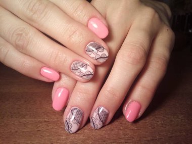 Manikürcü mükemmel ellerinde bir Lehçe jel ile güzel manikür işini yaptı ve istemci happythe manikürcü mükemmel ellerinde bir Lehçe jel ile güzel manikür işini yaptı ve istemci happythe manikürcü hariç