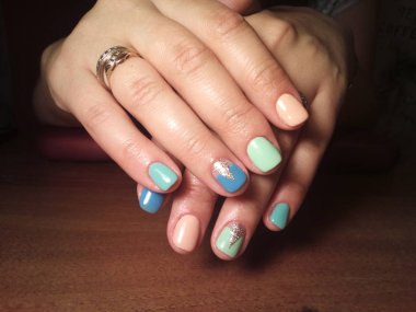 Manikürcü mükemmel ellerinde bir Lehçe jel ile güzel manikür işini yaptı ve istemci happythe manikürcü mükemmel ellerinde bir Lehçe jel ile güzel manikür işini yaptı ve istemci happythe manikürcü hariç