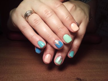 Manikürcü mükemmel ellerinde bir Lehçe jel ile güzel manikür işini yaptı ve istemci happythe manikürcü mükemmel ellerinde bir Lehçe jel ile güzel manikür işini yaptı ve istemci happythe manikürcü hariç