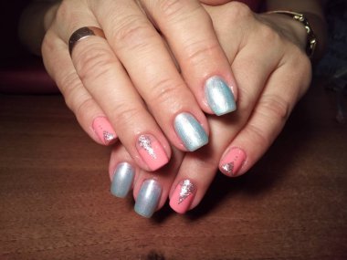 Manikürcü mükemmel ellerinde bir Lehçe jel ile güzel manikür işini yaptı ve istemci happythe manikürcü mükemmel ellerinde bir Lehçe jel ile güzel manikür işini yaptı ve istemci happythe manikürcü hariç