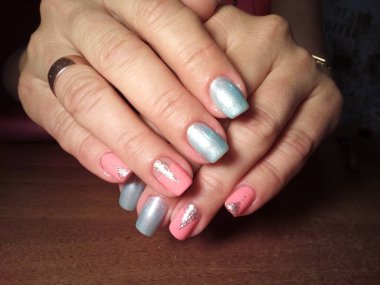 Manikürcü mükemmel ellerinde bir Lehçe jel ile güzel manikür işini yaptı ve istemci happythe manikürcü mükemmel ellerinde bir Lehçe jel ile güzel manikür işini yaptı ve istemci happythe manikürcü hariç