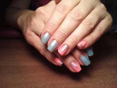 Manikürcü mükemmel ellerinde bir Lehçe jel ile güzel manikür işini yaptı ve istemci happythe manikürcü mükemmel ellerinde bir Lehçe jel ile güzel manikür işini yaptı ve istemci happythe manikürcü hariç