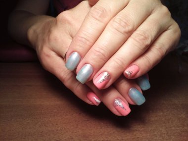 Manikürcü mükemmel ellerinde bir Lehçe jel ile güzel manikür işini yaptı ve istemci happythe manikürcü mükemmel ellerinde bir Lehçe jel ile güzel manikür işini yaptı ve istemci happythe manikürcü hariç