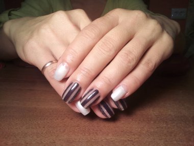 Manikürcü mükemmel ellerinde bir Lehçe jel ile güzel manikür işini yaptı ve istemci happythe manikürcü mükemmel ellerinde bir Lehçe jel ile güzel manikür işini yaptı ve istemci happythe manikürcü hariç