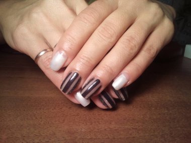 Manikürcü mükemmel ellerinde bir Lehçe jel ile güzel manikür işini yaptı ve istemci happythe manikürcü mükemmel ellerinde bir Lehçe jel ile güzel manikür işini yaptı ve istemci happythe manikürcü hariç