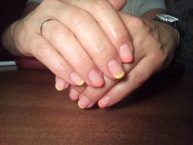 Manikürcü mükemmel ellerinde bir Lehçe jel ile güzel manikür işini yaptı ve istemci happythe manikürcü mükemmel ellerinde bir Lehçe jel ile güzel manikür işini yaptı ve istemci happythe manikürcü hariç