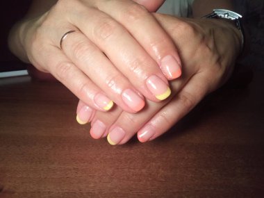 Manikürcü mükemmel ellerinde bir Lehçe jel ile güzel manikür işini yaptı ve istemci happythe manikürcü mükemmel ellerinde bir Lehçe jel ile güzel manikür işini yaptı ve istemci happythe manikürcü hariç