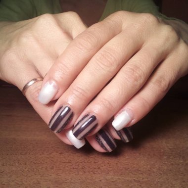 Manikürcü mükemmel ellerinde bir Lehçe jel ile güzel manikür işini yaptı ve istemci happythe manikürcü mükemmel ellerinde bir Lehçe jel ile güzel manikür işini yaptı ve istemci happythe manikürcü hariç