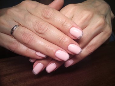 Manikürcü mükemmel ellerinde bir Lehçe jel ile güzel manikür işini yaptı ve istemci happythe manikürcü mükemmel ellerinde bir Lehçe jel ile güzel manikür işini yaptı ve istemci happythe manikürcü hariç