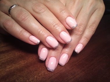 Manikürcü mükemmel ellerinde bir Lehçe jel ile güzel manikür işini yaptı ve istemci happythe manikürcü mükemmel ellerinde bir Lehçe jel ile güzel manikür işini yaptı ve istemci happythe manikürcü hariç