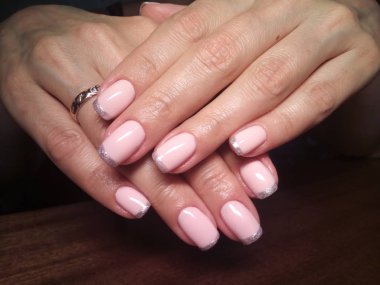 Manikürcü mükemmel ellerinde bir Lehçe jel ile güzel manikür işini yaptı ve istemci happythe manikürcü mükemmel ellerinde bir Lehçe jel ile güzel manikür işini yaptı ve istemci happythe manikürcü hariç