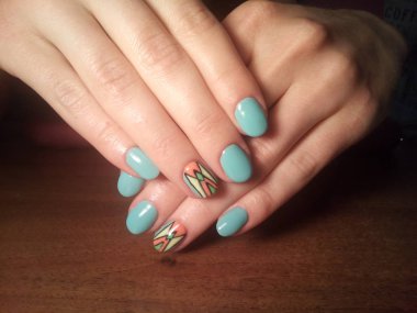 Manikürcü mükemmel ellerinde bir Lehçe jel ile güzel manikür işini yaptı ve istemci happythe manikürcü mükemmel ellerinde bir Lehçe jel ile güzel manikür işini yaptı ve istemci happythe manikürcü hariç