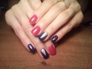 Manikürcü mükemmel ellerinde bir Lehçe jel ile güzel manikür işini yaptı ve istemci happythe manikürcü mükemmel ellerinde bir Lehçe jel ile güzel manikür işini yaptı ve istemci happythe manikürcü hariç