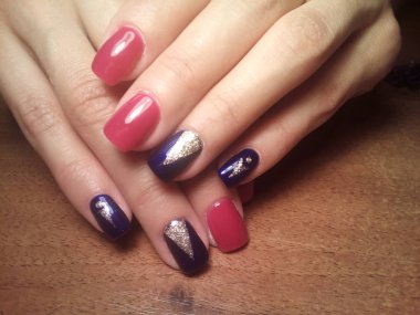 Manikürcü mükemmel ellerinde bir Lehçe jel ile güzel manikür işini yaptı ve istemci happythe manikürcü mükemmel ellerinde bir Lehçe jel ile güzel manikür işini yaptı ve istemci happythe manikürcü hariç