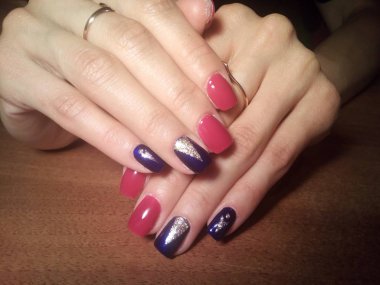 Manikürcü mükemmel ellerinde bir Lehçe jel ile güzel manikür işini yaptı ve istemci happythe manikürcü mükemmel ellerinde bir Lehçe jel ile güzel manikür işini yaptı ve istemci happythe manikürcü hariç