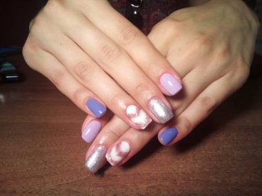 Manikürcü mükemmel ellerinde bir Lehçe jel ile güzel manikür işini yaptı ve istemci happythe manikürcü mükemmel ellerinde bir Lehçe jel ile güzel manikür işini yaptı ve istemci happythe manikürcü hariç