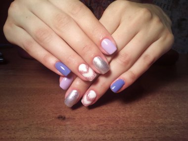 Manikürcü mükemmel ellerinde bir Lehçe jel ile güzel manikür işini yaptı ve istemci happythe manikürcü mükemmel ellerinde bir Lehçe jel ile güzel manikür işini yaptı ve istemci happythe manikürcü hariç