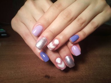 Manikürcü mükemmel ellerinde bir Lehçe jel ile güzel manikür işini yaptı ve istemci happythe manikürcü mükemmel ellerinde bir Lehçe jel ile güzel manikür işini yaptı ve istemci happythe manikürcü hariç