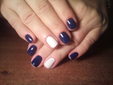 Manikürcü mükemmel ellerinde bir Lehçe jel ile güzel manikür işini yaptı ve istemci happythe manikürcü mükemmel ellerinde bir Lehçe jel ile güzel manikür işini yaptı ve istemci happythe manikürcü hariç