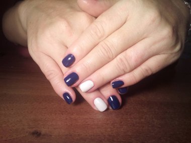 Manikürcü mükemmel ellerinde bir Lehçe jel ile güzel manikür işini yaptı ve istemci happythe manikürcü mükemmel ellerinde bir Lehçe jel ile güzel manikür işini yaptı ve istemci happythe manikürcü hariç