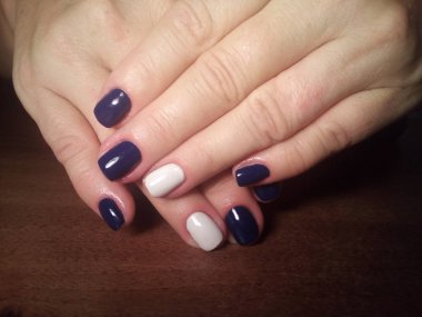 Manikürcü mükemmel ellerinde bir Lehçe jel ile güzel manikür işini yaptı ve istemci happythe manikürcü mükemmel ellerinde bir Lehçe jel ile güzel manikür işini yaptı ve istemci happythe manikürcü hariç