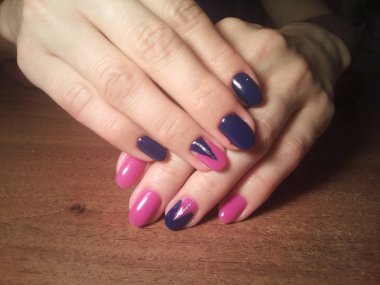 Manikürcü mükemmel ellerinde bir Lehçe jel ile güzel manikür işini yaptı ve istemci happythe manikürcü mükemmel ellerinde bir Lehçe jel ile güzel manikür işini yaptı ve istemci happythe manikürcü hariç