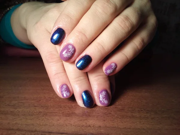 Manikürcü onu mükemmel bir manikürcüye dönüştürdü. Ellerinde cilalı jöle vardı ve müşteri mutluydu.