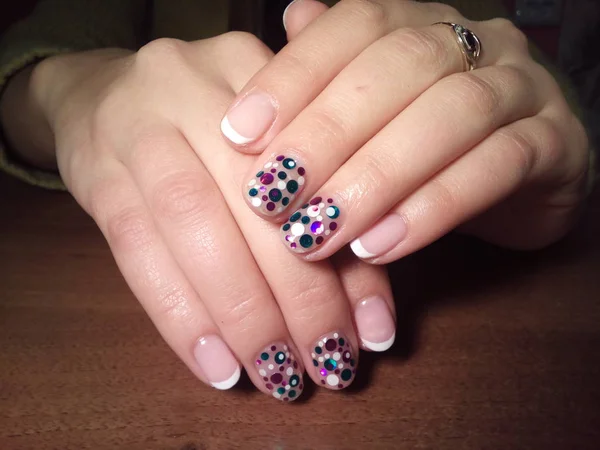 Manikürcü onu mükemmel bir manikürcüye dönüştürdü. Ellerinde cilalı jöle vardı ve müşteri mutluydu.