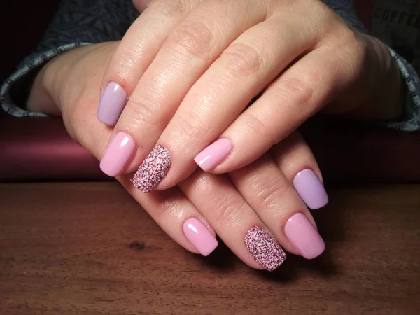 Manikürcü onu mükemmel bir manikürcüye dönüştürdü. Ellerinde cilalı jöle vardı ve müşteri mutluydu.