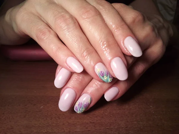 Manicurista Hizo Excelentemente Trabajo Una Hermosa Manicura Con Gel Polaco —  Fotos de Stock