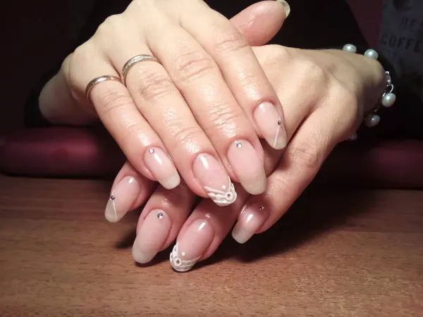 Manikürcü onu mükemmel bir manikürcüye dönüştürdü. Ellerinde cilalı jöle vardı ve müşteri mutluydu.