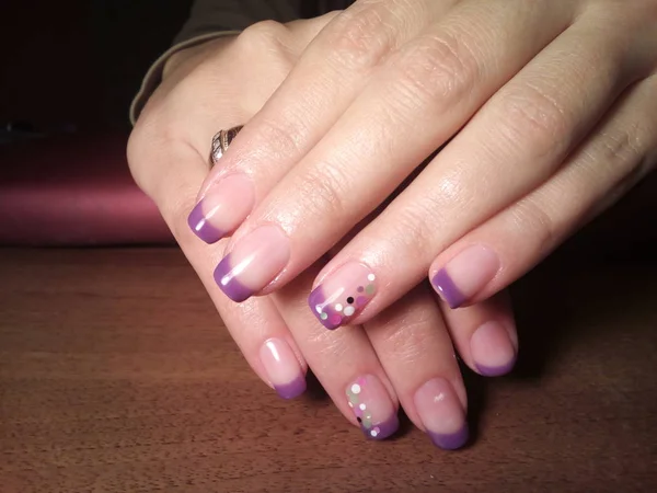 Manicurista Hizo Excelentemente Trabajo Una Hermosa Manicura Con Gel Polaco —  Fotos de Stock