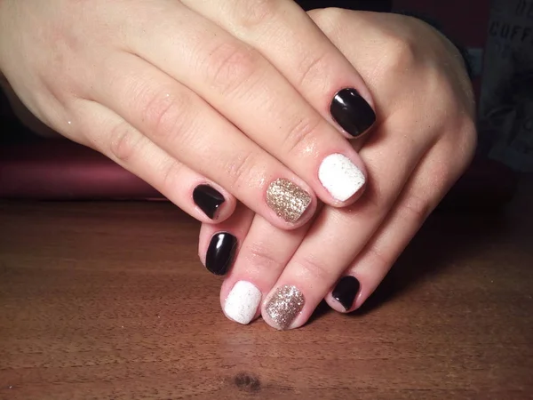 Manikürcü onu mükemmel bir manikürcüye dönüştürdü. Ellerinde cilalı jöle vardı ve müşteri mutluydu.