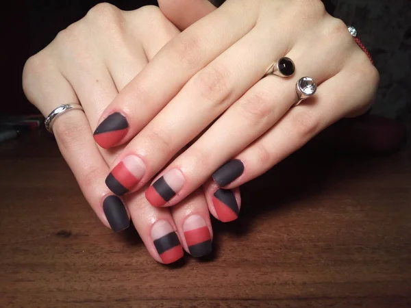 Manikürcü onu mükemmel bir manikürcüye dönüştürdü. Ellerinde cilalı jöle vardı ve müşteri mutluydu.