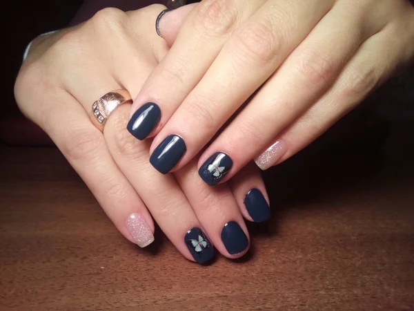 Manikürcü onu mükemmel bir manikürcüye dönüştürdü. Ellerinde cilalı jöle vardı ve müşteri mutluydu.