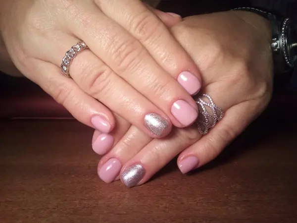 Manikürcü onu mükemmel bir manikürcüye dönüştürdü. Ellerinde cilalı jöle vardı ve müşteri mutluydu.