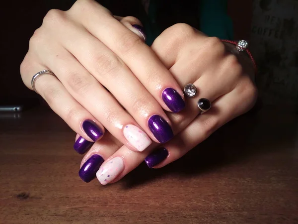 The manicurist excellently made her work a beautiful manicure with a polish gel on her hands and the client is happy — Stock Photo, Image