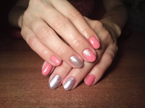 Manikürcü onu mükemmel bir manikürcüye dönüştürdü. Ellerinde cilalı jöle vardı ve müşteri mutluydu.