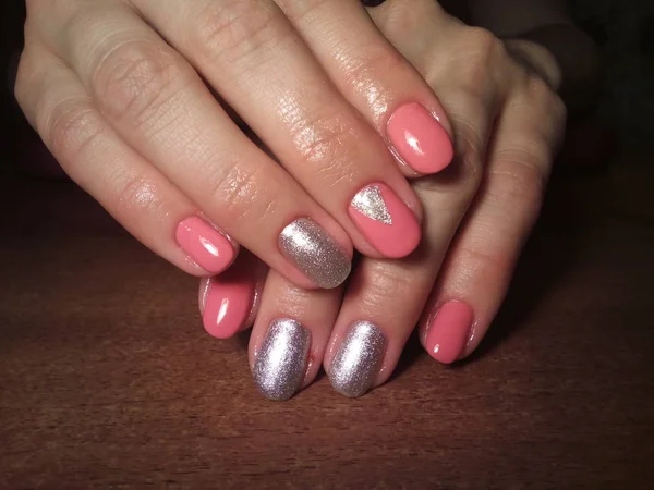 The manicurist excellently made her work a beautiful manicure with a polish gel on her hands and the client is happy — Stock Photo, Image