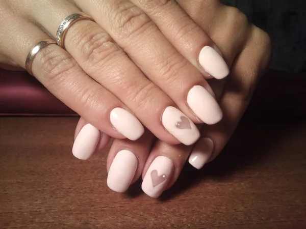 A manicure excelentemente fez seu trabalho uma bela manicure com um gel polonês em suas mãos e o cliente está feliz — Fotografia de Stock