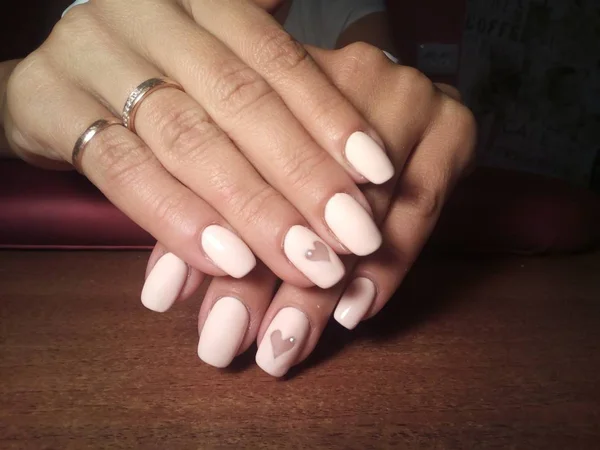 La manicure l'ha fatta lavorare in modo eccellente una bella manicure con un gel lucido sulle mani e il cliente è felice. — Foto Stock