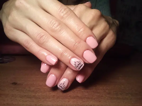 The manicurist excellently made her work a beautiful manicure with a polish gel on her hands and the client is happy — Stock Photo, Image