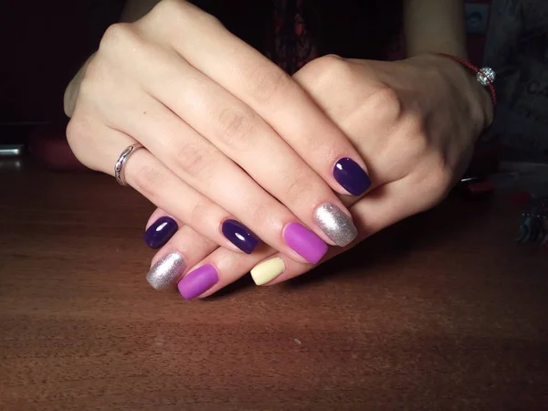 The manicurist excellently made her work a beautiful manicure with a polish gel on her hands and the client is happy — Stock Photo, Image