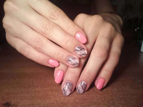 La manicura hizo excelentemente su trabajo una manicura hermosa con un gel polaco en sus manos y el cliente es felizLa manicura excelentemente hizo su trabajo una manicura hermosa con un gel polaco en sus manos y el cliente es felizLa manicura exc — Foto de Stock